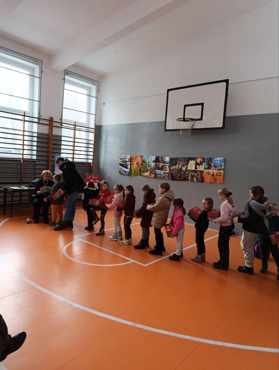 Księga Ksiąg i Gwiazdkowa Niespodzianka - fundacja wstań - wstań.pl