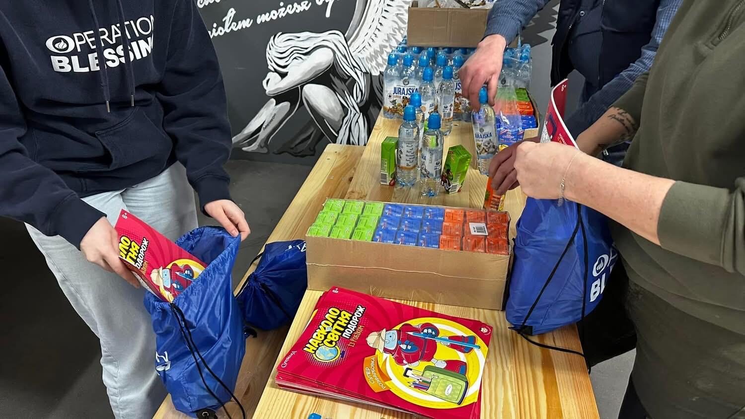 Księga Ksiąg i Gwiazdkowa Niespodzianka - fundacja wstań - wstań.pl