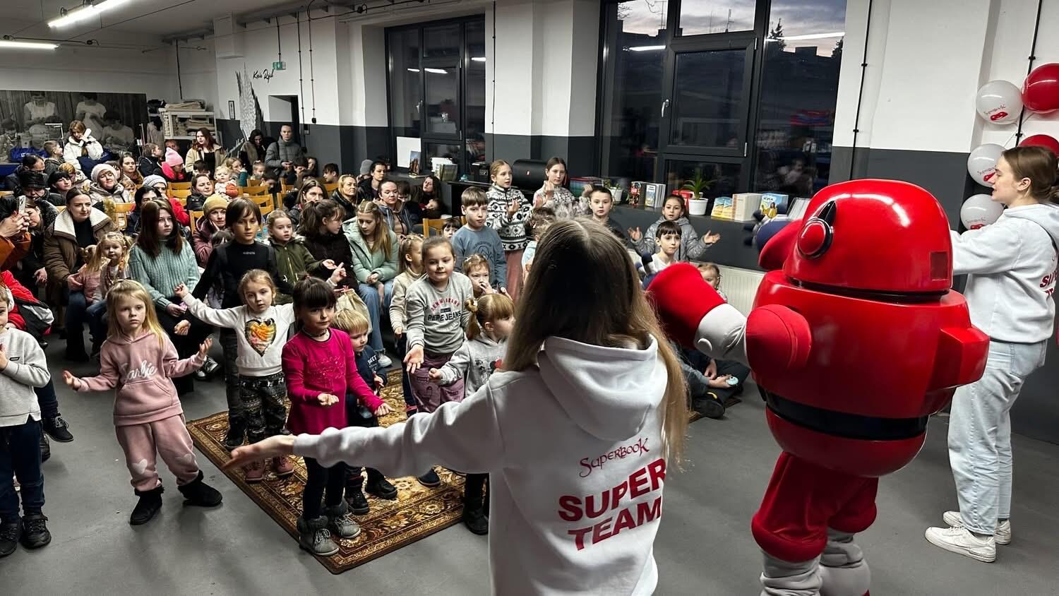 Księga Ksiąg i Gwiazdkowa Niespodzianka - fundacja wstań - wstań.pl