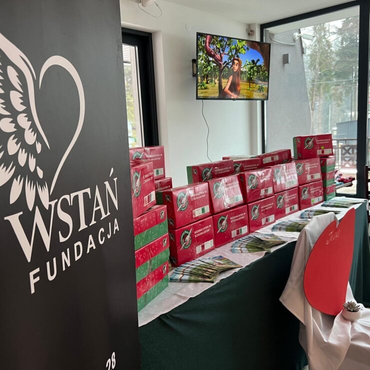 Księga Ksiąg i Gwiazdkowa Niespodzianka - fundacja wstań - wstań.pl